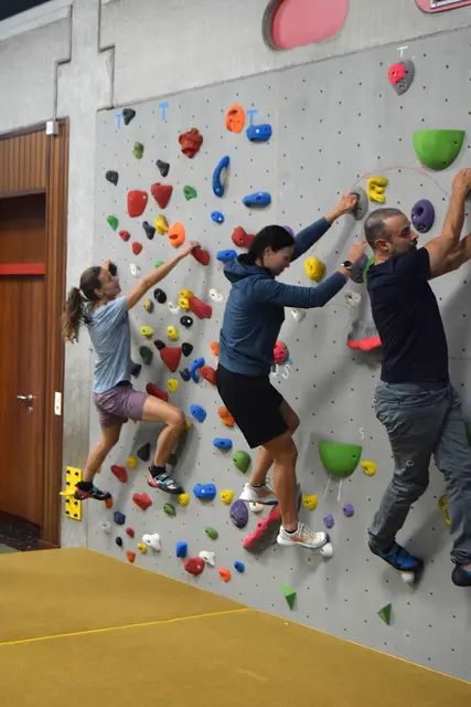 Bouldern in der Sporthalle war einer von vier praktischen Workshops in der St. Johanner Mittelschule 1. | Foto: Friedl Schwaighofer