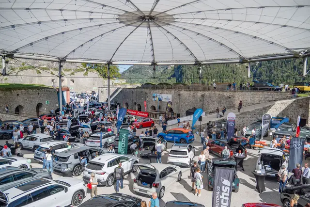 Regionale Mobilitätsschau in besonderem Ambiente: Die Autofestspiele luden auch 2026 auf die Festung Kufstein.  | Foto: Sarah Edinger
