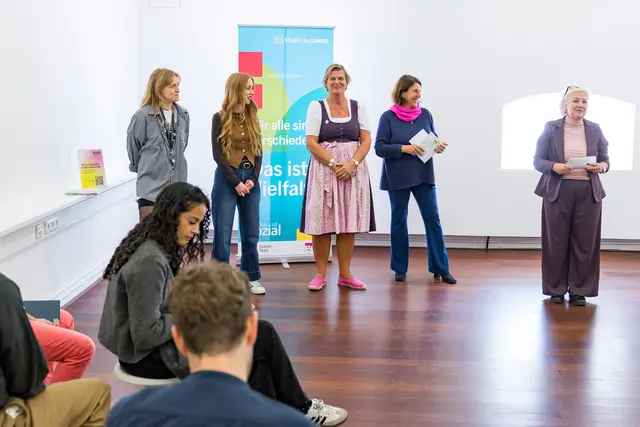 Im Museum Rupertinum erhielten die Teilnehmerinnen und Teilnehmer im Rahmen spezieller Führungen Einblicke in das aktuelle Programm. Die Führungen sollten Kunst unabhängig von Vorkenntnissen zugänglich machen und einen Raum für Austausch innerhalb der Gruppe schaffen.  | Foto: Stadt Salzburg/Wildbild