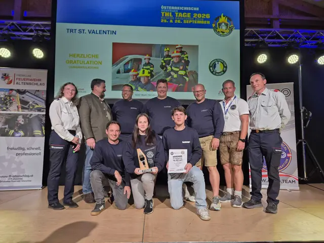 Die Gruppe aus St. Valentin bei den THL-Tagen. Im Mittelpunkt steht das Technical Rescue Team – eine Gruppe von sechs Feuerwehrmitgliedern, die sich auf die Rettung von Personen nach Verkehrsunfällen spezialisiert hat.  | Foto: Bezirksfeuerwehrkommando Amstetten