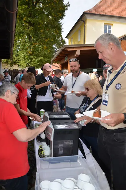 Die Mercedes-Fans wurden in Poysdorf herzlich empfangen. | Foto: Thiem/Mercedes-Benz SL-Club