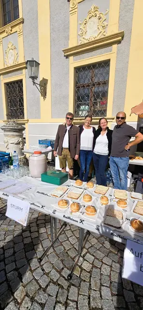 Nach dem Gottesdienst gab es von Seiten der Pfarre Kaffee, Kuchen, Aufstrichbrote sowie Wein und Getränke im Stiftshof. | Foto: R.L.