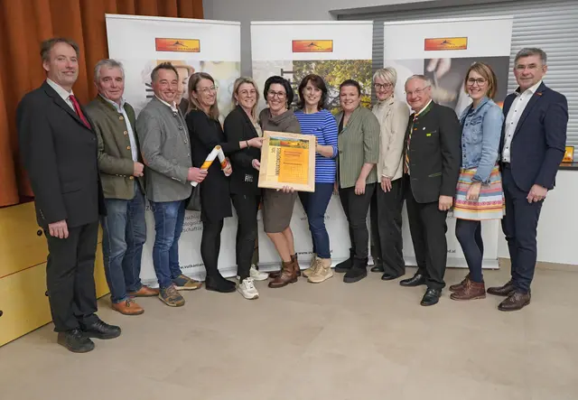 Siegerin Michaela Stangl mit den Jurymitgliedern 2026. Mitmachen zahlt sich aus, denn die Erfolgsquote ist herausragend und auch die Preise können sich sehen lassen.  | Foto: Roman Schmidt