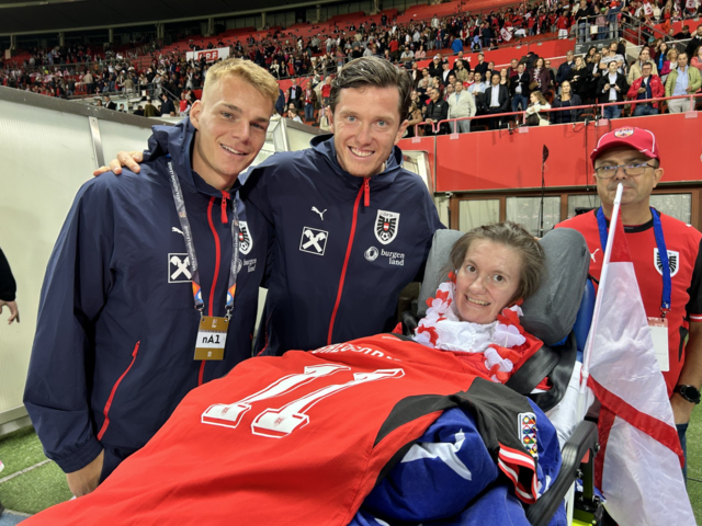Ein Herzenswunsch wurde wahr: Julia traf nach dem Nations-League-Spiel unter anderem die ÖFB-Spieler Philipp Lienhart (l.) und Michael Gregoritsch. | Foto: rollendeengel