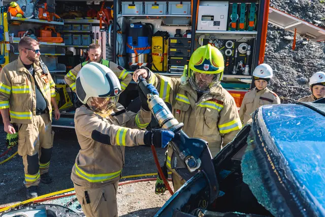 Auch die Bergeschere wurde unter fachkundiger Aufsicht verwendet. | Foto: Pernsteiner