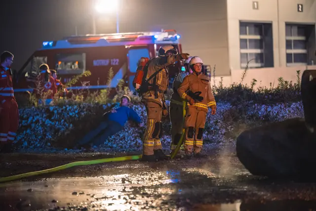 Atemschutzträger erklärten ihre Arbeit bei einem Fahrzeugbrand. | Foto: Pernsteiner
