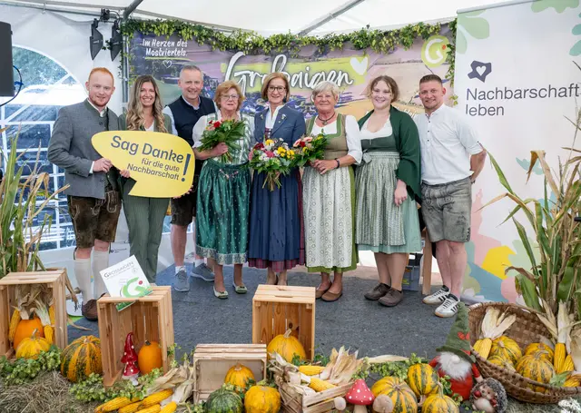 David Janisch, Pamina Eigelsreiter (Projektleiterin „Nachbarschaft leben“ bei der Kultur.Region.Niederösterreich), Bürgermeister Martin Leonhardsberger, Bernadette Scharner, Landeshauptfrau Johanna Mikl-Leitner, Waltraud Neureiter, Sandra Frank und Obmann Tobias Perger | Foto: Franz Gleiß