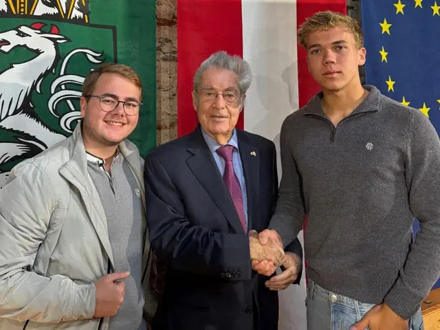 Fabio Meisinger (l.) und Stephan Prechtl (r.) mit dem ehemaligen Bundespräsidenten Heinz Fischer. | Foto: Meisinger/zVg