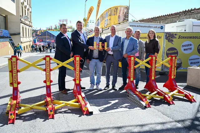 v.l.: Peter Ilchmann, Direktor Geschäftsbereich Gebäudemanagement und Tiefbau, Sicherheitsstadtrat Michael Raml (FPÖ), Alexander Achleitner, Geschäftsführer der Achleitner Sicherheitstechnik, Mobilitätsreferent Vizebürgermeister Martin Hajart (ÖVP), Vertreter Fa. Achleitner, Theresa Gillhofer, Abteilungsleiterin Tourismus und Märkte (r.) | Foto: Stadt Linz / privat