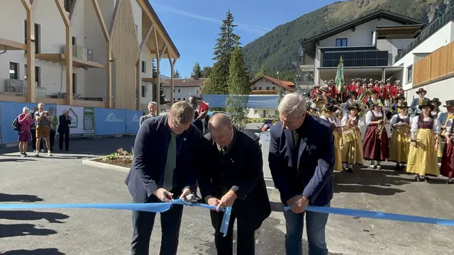 Johannes Arneth, Bgm. Dietmar Berktold und Gerhard Brix beim Durchschneiden des Bandes. Damit wurde der Berwanger Hof offiziell eröffnet. | Foto: MeinBezirk/Günther Reichel
