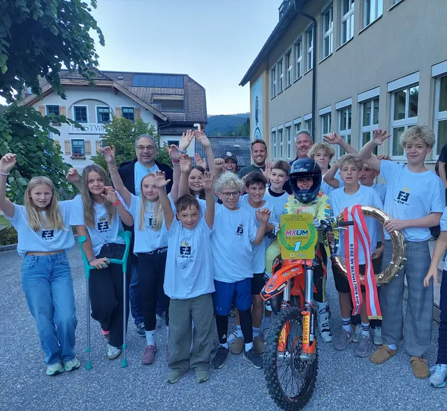 Fans, Bgm, Eltern und Fanclub-Obmann jubeln mit Elias.