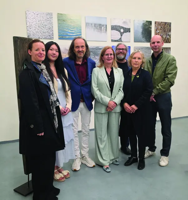 Musikschul-Direktorin Maria Dorn, Pianistin Chenxi Liu, Künstler Christian Gmeiner, Kulturstadträtin Elisabeth Kreuzhuber, Gemeinderat Klaus Bergmaier, Galeristin raumgreifend-Vereinsobfrau und selbst mitausstellende Künstlerin Dalia Blauensteiner, Kulturamtsleiter Gregor Kremser. | Foto: Galerie Daliko