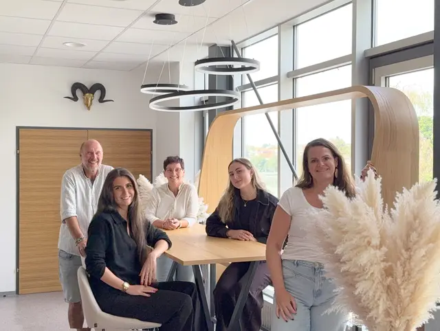 Das fünfköpfige Team der Schärdinger Agentur Direttissima rund um Inhaber Hannes Aichinger (links) und Birgit Aichinger (rechts). | Foto: Direttissima