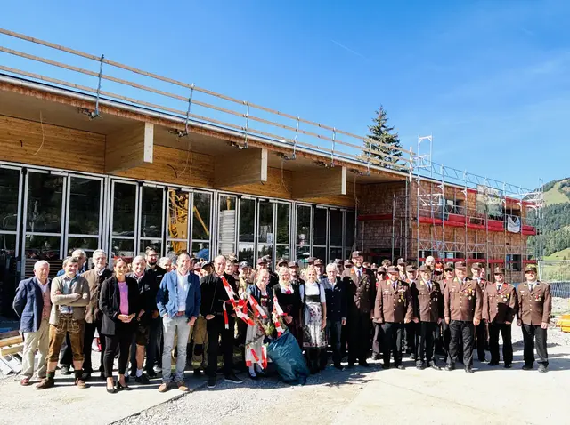 Große Firstfeier am Sonntag beim Hochfilzener Mehrzweckgebäude. | Foto: Klaus Kogler