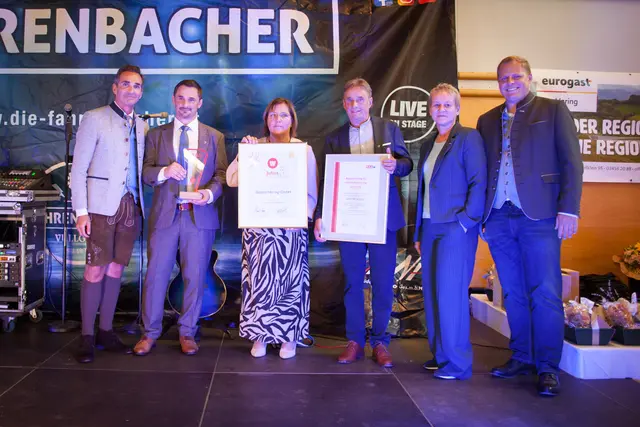 Zum Jubiläum gab es für Gastro Haring Gratulationen von Manuela Klammler-Almer, Obfrau des Landesgremium Steiermark des Lebensmittelhandels, und der Wirtschaftskammer Südsteiermark. | Foto: WKO Südsteiermark