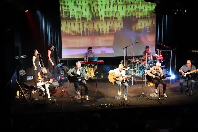 Eine Band auf der Bühne