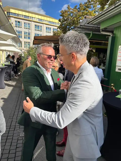 Stadtrat Kurt Hohensinner (r.) gratuliert Guido Strohecker zur Eröffnung der "Gulascherié".