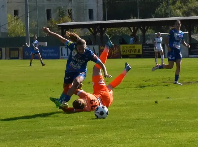 Stella Busse rutscht knapp im Strafraum gegen Petra Petrovics, die zu Fall kommt - elfmeterwürdig (?) - im Liegen brachte sie den Ball dann zu Forobosko, die an Rittmann scheiterte. | Foto: MeinBezirk/Michael Strini