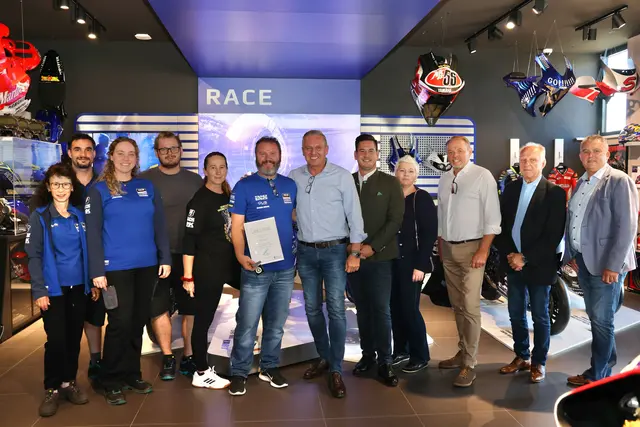 LH Mario Kunasek (6.v.r.) besuchte in Heimschuh das YART-Team rund um Firmenchef Mandy Kainz (6.v.l.). | Foto: FPÖ Steiermark