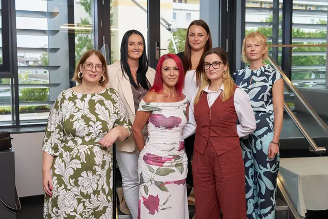 1. Reihe: Klassenvorständin Kerstin Geppl-Punz, Tina Thoma und Titanilla Xenia Movik
2. Reihe: Monika Knesz, Katarzyna Dabrowska und Lidia Pachana | Foto: UK St. Pölten