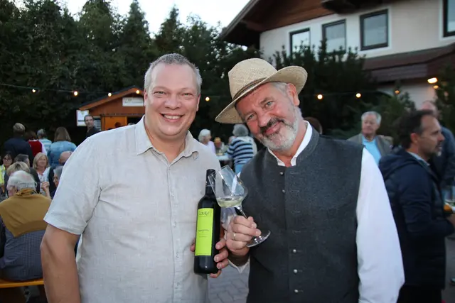 Winzer Markus Laurer mit Organisator Markus Schreilechner.
