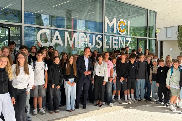Die Schülerinnen und Schüler der 4. Klassen der MS Egger-Lienz beschäftigen sich am MCI mit der digitalen Zukunft. | Foto: MS Egger-Lienz