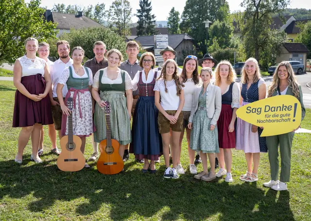 Gruppenfoto rund um Landeshauptfrau Johanna Mikl-Leitner mit der Dorfjugend Großaigen. | Foto: Franz Gleiß