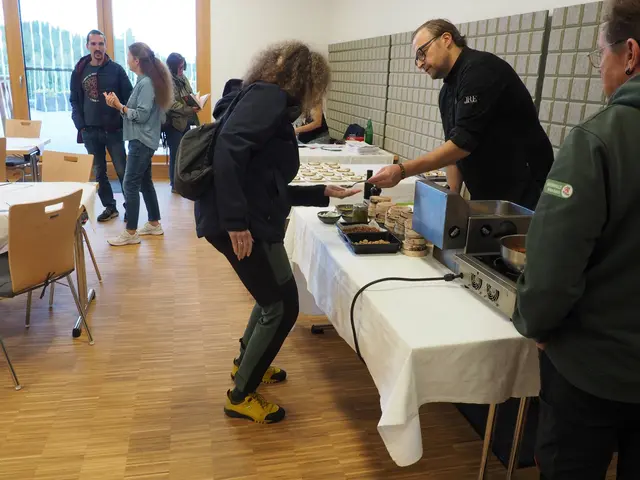 Michi Kolm verteilt Kostproben. | Foto: Vier Pfoten