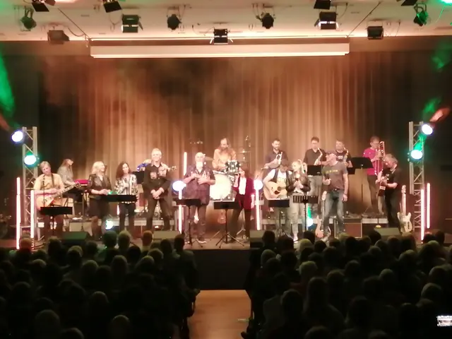Was an dem Projekt unter anderem bemerkenswert ist, ist die Vielfalt und Bandbreite dieser in allen Belangen bunt zusammengewürfelten Gruppe und die freundschaftliche Zusammenarbeit. | Foto: Kulturzentrum Hallwang