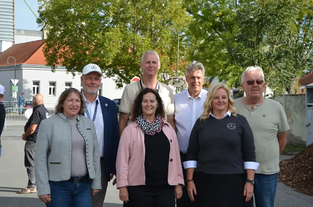 Bürgermeisterin Gudrun Sperner-Habitzl empfing die Mercedes-Gäste gemeinsam mit Stadtrat Hans-Peter Vodicka und Stadträtin Sabine Lenk. | Foto: Thiem/Mercedes-Benz SL-Club