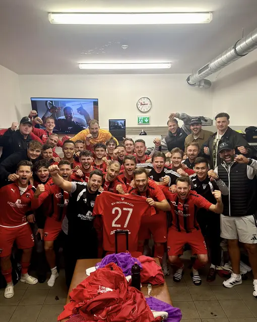 Mannschaft freut sich über Sieg | Foto: Lena Ferstl