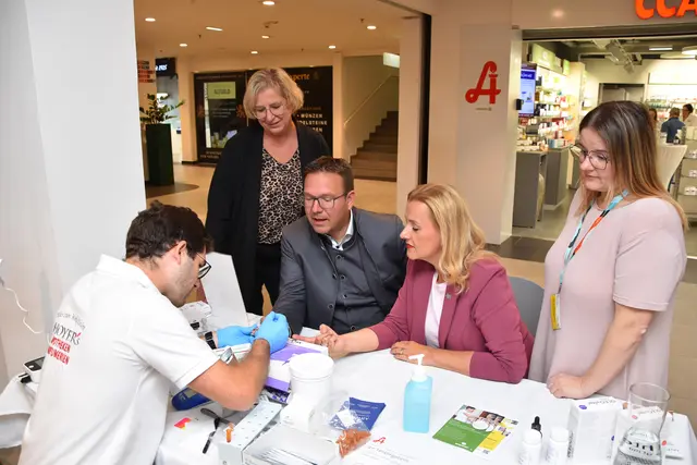 Gemeinderätin Claudia Weinbrenner, Bürgermeister Christian Haberhauer, Gesundheitsstadträtin Beate Hochstrasser und Gesundheitsgemeinderätin Silvia Übelbacher beim Gesundheitscheck mit Michael Hoyer (CCA Apotheke). | Foto: Stadt Amstetten