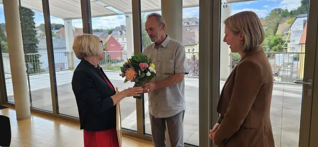 Therese Friedl, Bgm. Johann Kaufmann und Vorstand Julia Paar vom Steirischen Vulkanland feierten das 25-jährige Bestehen einerInitiative, die heute als Ferien(s)pass bekannt ist. | Foto: Steirisches Vulkanlandes