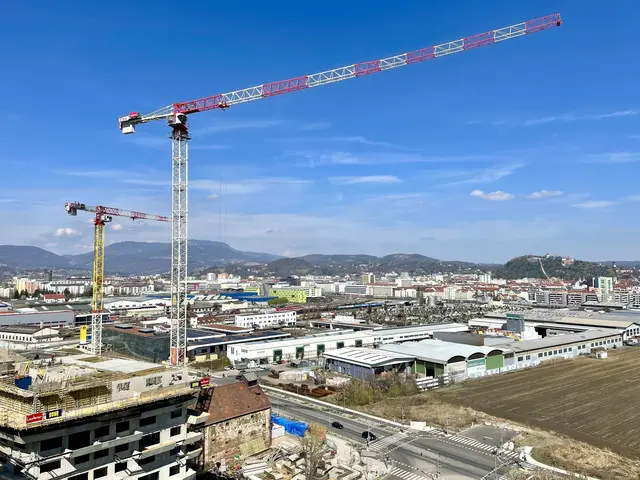 Baukräne über Graz – das ist aber nur möglich, wenn Bauverfahren rechtzeitig abgeschlossen werden können. | Foto: MeinBezirk.at