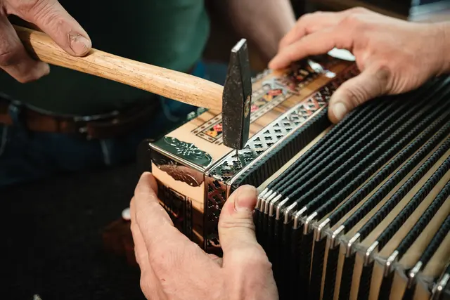 Die Kunst des Harmonikabauens will gelernt sein. | Foto: Bernd Grosseck