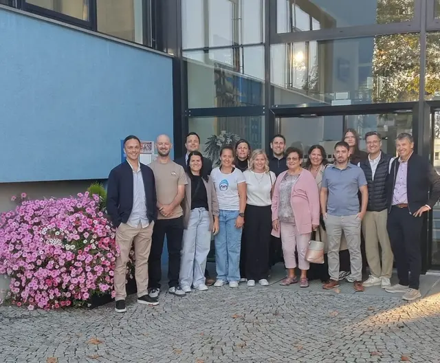 hi vlnr: Peter Ruech, Johanna Fankhauser, Markus Mühlegger, Dagmar Knoflach-Haberditz, Silvia Gschößer
vo vlnr: Alexander Gruber, Matthias Sandhofer, Heidi Oberdanner, Nina Kopriva, Marie Angerer, KV OStRin Annemarie Kirchner, Michael Sailer, Hannes Pfister-Gamper, Dir. Friedrich Hellmayr | Foto: BHAK/BHAS/Fachschule für Sozialberufe mit Pflegevorbereitung Schwaz