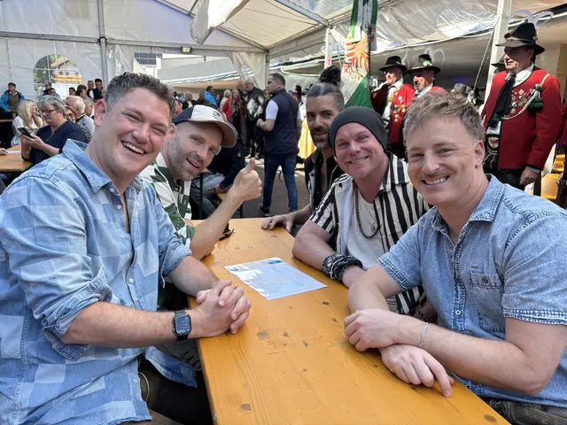 Den Besuchern wurde ein buntes Showprogramm geboten, auch voXXclub war dabei. | Foto: MeinBezirk/Günther Reichel