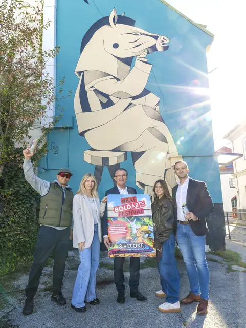 v.l.n.r.: Graffiti-Artist MikeHotel, Michelle Steiner (FH Wiener Neustadt), Kulturstadtrat Franz Piribauer (ÖVP), Lisa Salinger (MÄX) und Jugendstadtrat Kevin Pfann (FPÖ).
 | Foto: Stadt Wiener Neustadt/Weller