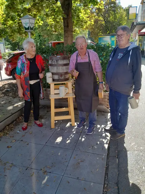 Altbürgermeister Harald Seidl beim Bieranstich zum 60-Jahr-Jubiläum des Café-Bar „Bini“. | Foto: Café-Bar „Bini