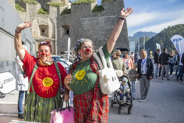 Auch das Rahmenprogramm war ansprechend: im Bild zwei Clowninnen.  | Foto: Sarah Edinger
