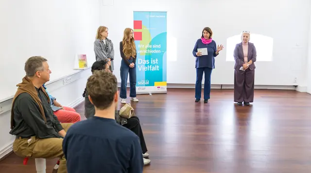 Im Museum Rupertinum erhielten die Teilnehmerinnen und Teilnehmer im Rahmen spezieller Führungen Einblicke in das aktuelle Programm. Die Führungen sollten Kunst unabhängig von Vorkenntnissen zugänglich machen und einen Raum für Austausch innerhalb der Gruppe schaffen.  | Foto: Stadt Salzburg/Wildbild