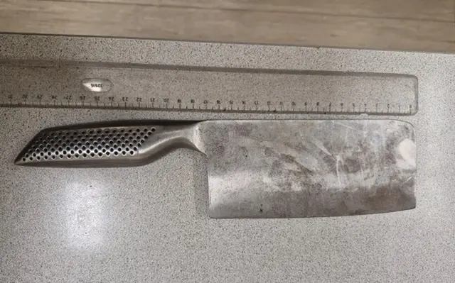 Mit diesem Fleischerbeil als Waffe machte sich ein 19-Jähriger auf die Suche nach einem "Justin".  | Foto: LPD Wien