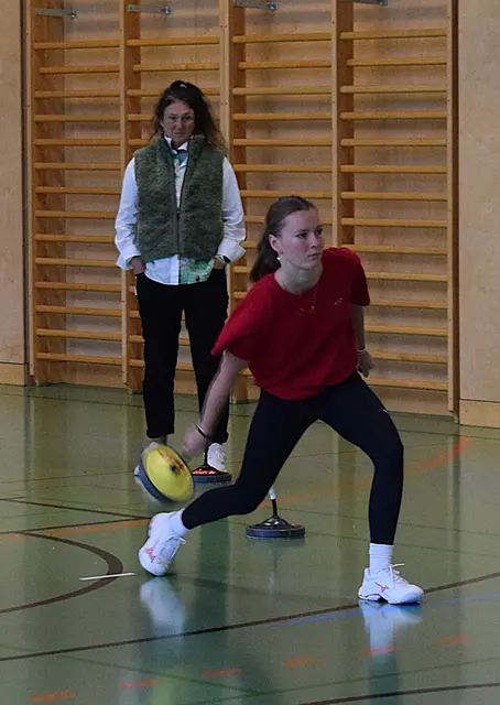 Am Nachmittag gab es unter anderem einen Stocksport-Workshop.  | Foto: Friedl Schwaighofer