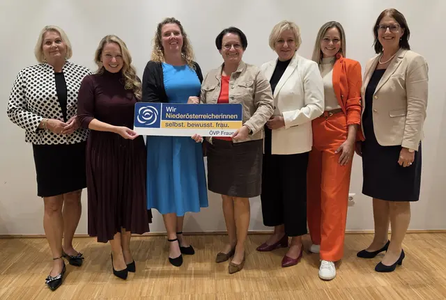 StR Doris Koch, Abgeordnete zum NÖ Landtag Silke Dammerer, GR Michaela Müller-Guttenbrunn, Helga Seibezeder, GR Claudia Weinbrenner, GR Sandra Friedl-Brenner, GR Michaela Pfaffeneder

  | Foto: WIR NÖ