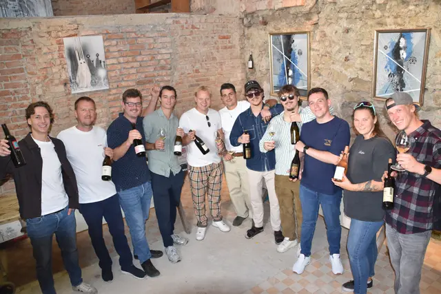 Jung, progressiv und voller Tatendrang präsentierten sich zehn junge Winzerinnen und Winzer am Weingut Braunstein in Purbach.  | Foto: Stefan Schneider/MeinBezirk