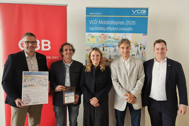 VCÖ-Mobilitätspreis Salzburg 2026 für Lungau-Takt und Lungau-Shuttle: Markus Schaflechner, der Geschäftsführer des Regionalverbands Lungau, und Georg Macheiner, Manager der Klima- und Energiemodellregion Lungau, nahmen den VCÖ-Mobilitätspreis Salzburg am 28. September 2026 von VCÖ-Expertin Klara Maria Schenk, Ralf Kühn vom Land Salzburg und ÖBB-Regionalmanager André Fattome entgegen. | Foto: ÖBB/Robert Mosser
