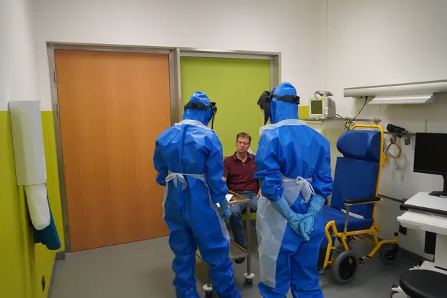 Die Sonderisolierstation wurde im Rahmen der Übung für den simulierten Patienten hochgefahren. | Foto: tirol kliniken/Schwamberger