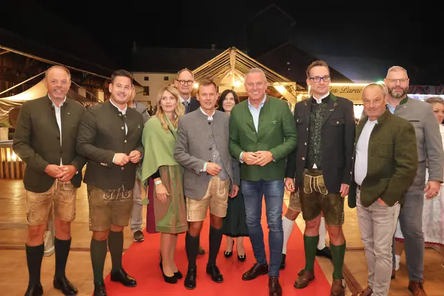 Zu später Stunde besuchte LH Mario Kunasek die dritte Leibnitzer Wiesn, um mit Bürgermeister Daniel den Bieranstieg durchzuführen. | Foto: FPÖ Steiermark