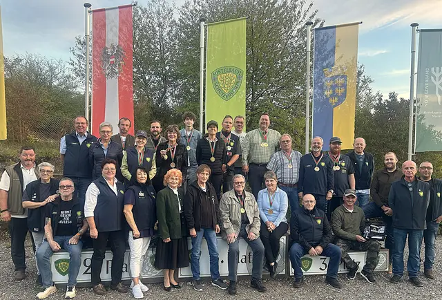 Oberschützenmeister Josef Kohzina, Alex und Rudi Hutterer, Franz Manlig, Alena Degen-Necas, Gabi Ullmann, Karl Wimmer, Silvia Lehnert, Andrea Meißl, Johannes Eisenmenger, Michaela Haller und Mamma Haller, Matthias Hofer, Birgitt Kubjacek, Karin Lachmayer, Thomas Exler, Stefan Bubits, Gerich Grünwald, Gernot Wiedermann, Helga Proschinger, Erwin Karl, Peter Milosits, Helmut Marschitz, Thomas Hutterer, Karl Lachmayer, Franz Manlig, Lukas Gahr von der Firma Kettner, Andi Ettl und Walter Ofenauer. | Foto: Christine Kohzina 