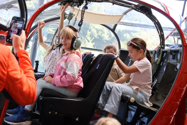 Für die kleineren Besucher war das Reinsetzen in einen Heli ein kleines Erlebnis. | Foto: Agnes Etzer